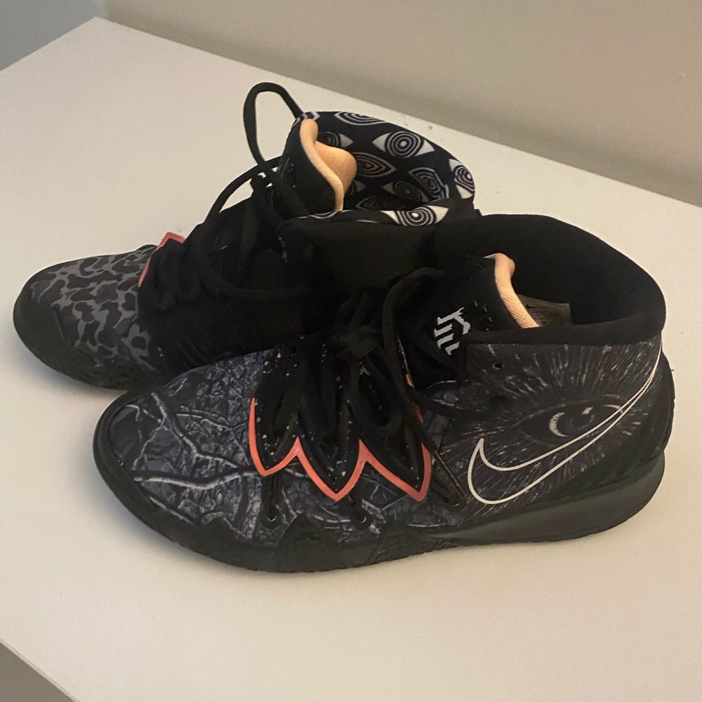 Nike Kybrid. Boys size 7.